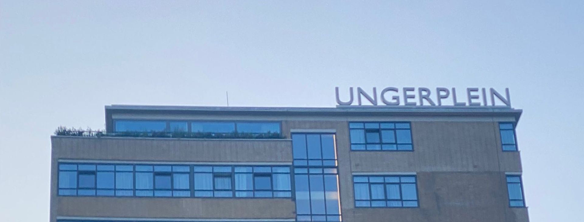 De letters op het dak van de Ungerpleintoren zijn terug!